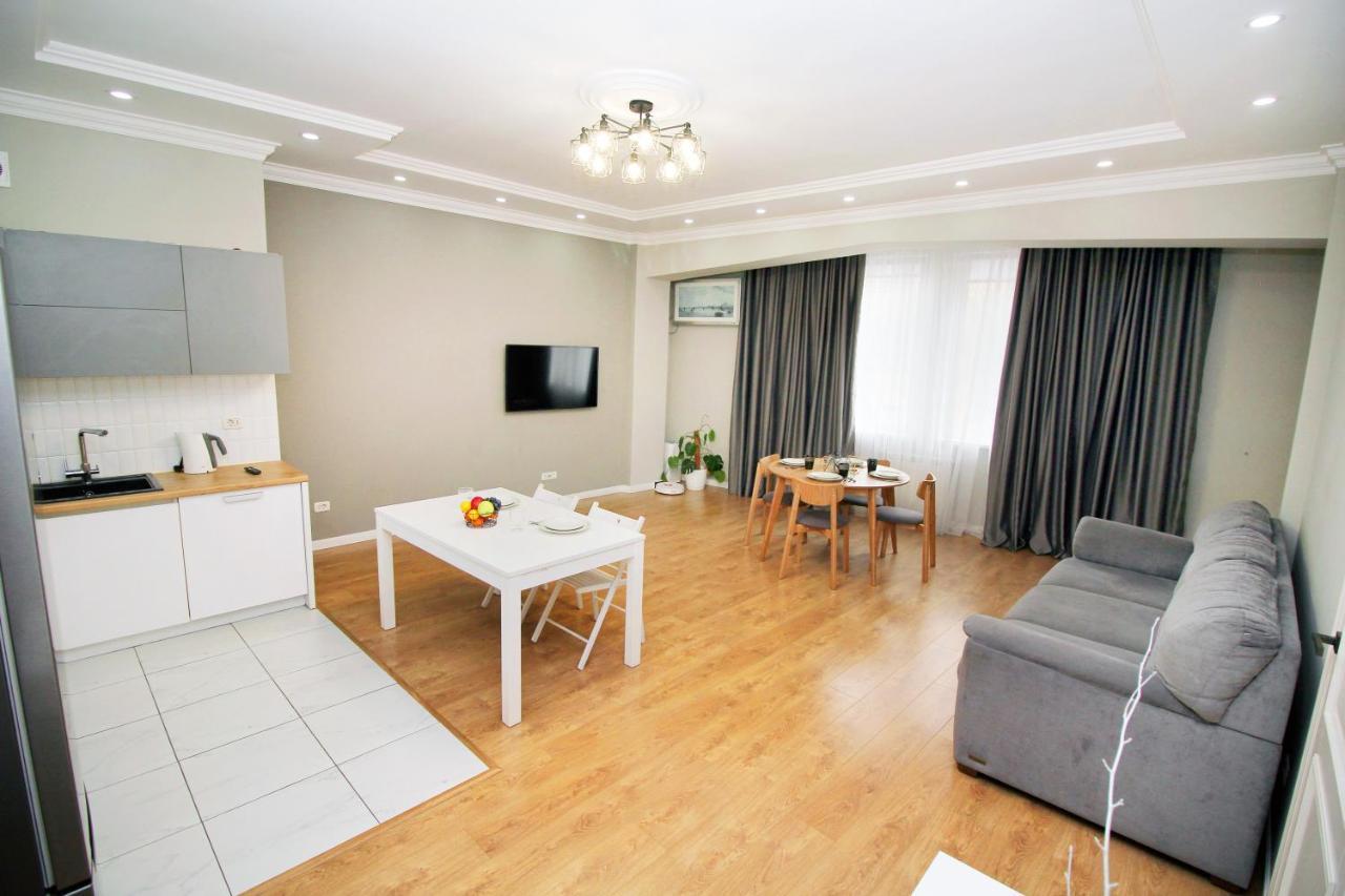 Perfect Spacious Apartment 356 アルマトイ エクステリア 写真