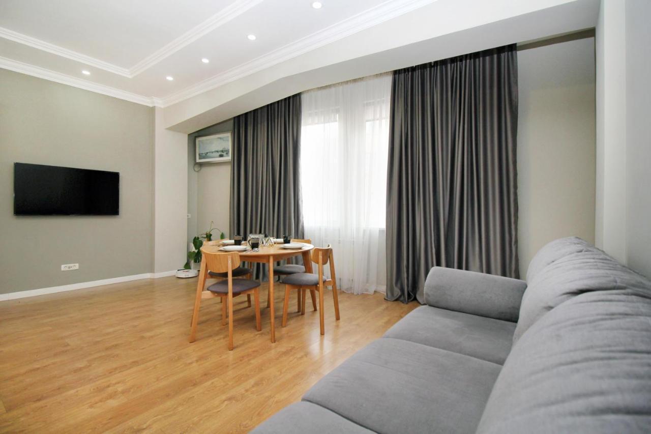 Perfect Spacious Apartment 356 アルマトイ エクステリア 写真